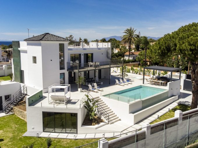 2024.04.10 Renny Luxury Villas Marbella Las Chapas Avda Cataluna 139 Villa Drone 7 1